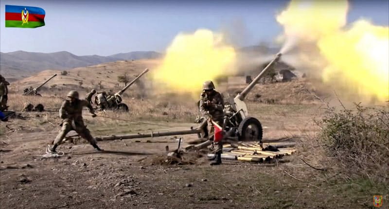 ナゴルノカラバフ紛争で砲撃するアゼルバイジャン軍兵士(20日、アゼルバイジャン国防省公開)=AP ナゴルノカラバフ紛争で砲撃するアゼルバイジャン軍兵士(20日、アゼルバイジャン国防省公開)=AP