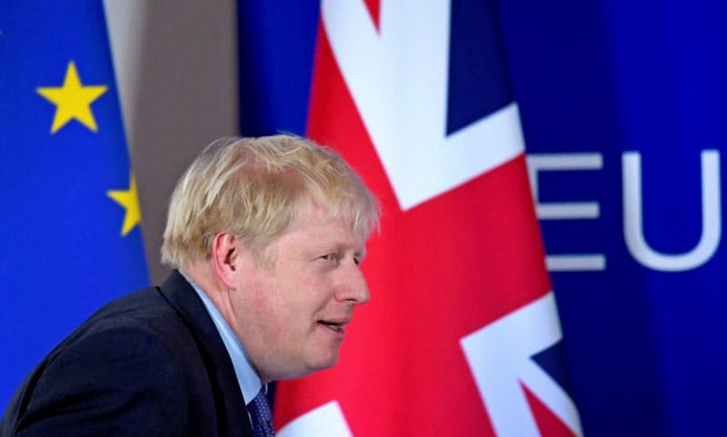 ジョンソン英首相は中断していたEUとの将来関係交渉の再開を決めた(写真は2019年10月、ブリュッセルにて)=ロイター ジョンソン英首相は中断していたEUとの将来関係交渉の再開を決めた(写真は2019年10月、ブリュッセルにて)=ロイター