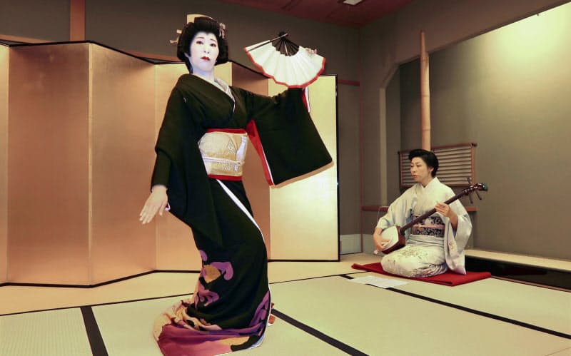踊りを披露するいち鶴さん(左)と三味線を弾くおり鶴さん(大阪市の「たに川」)=共同 踊りを披露するいち鶴さん(左)と三味線を弾くおり鶴さん(大阪市の「たに川」)=共同