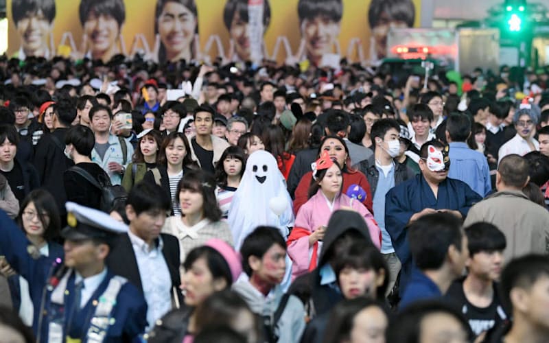 ハロウィーンの夜、渋谷のスクランブル交差点に集まった人たち(2018年) ハロウィーンの夜、渋谷のスクランブル交差点に集まった人たち(2018年)