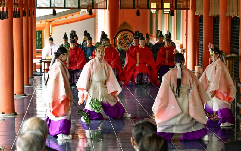 来年は通常通りに祭りを開催できるようにとの願いを込め奉納された「平安の舞」(22日午前、京都市の平安神宮)=共同 来年は通常通りに祭りを開催できるようにとの願いを込め奉納された「平安の舞」(22日午前、京都市の平安神宮)=共同