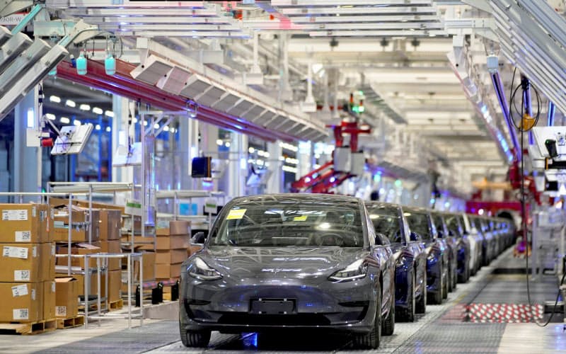 テスラが19年末に稼働させた中国・上海市の新工場=ロイター テスラが19年末に稼働させた中国・上海市の新工場=ロイター