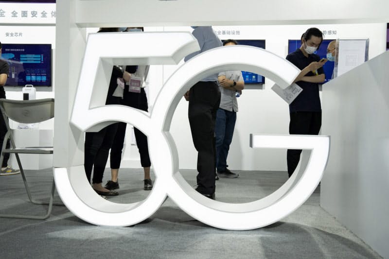 中国は急ピッチで5G通信網を整備している(9月、北京市)=AP 中国は急ピッチで5G通信網を整備している(9月、北京市)=AP