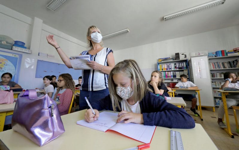 欧州各国での研究では、学校を再開しても感染拡大につながるとのエビデンスは限られる=ロイター 欧州各国での研究では、学校を再開しても感染拡大につながるとのエビデンスは限られる=ロイター