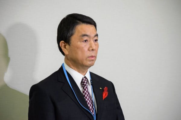 本会議終了後、取材に応じる村井知事(22日、宮城県議会)