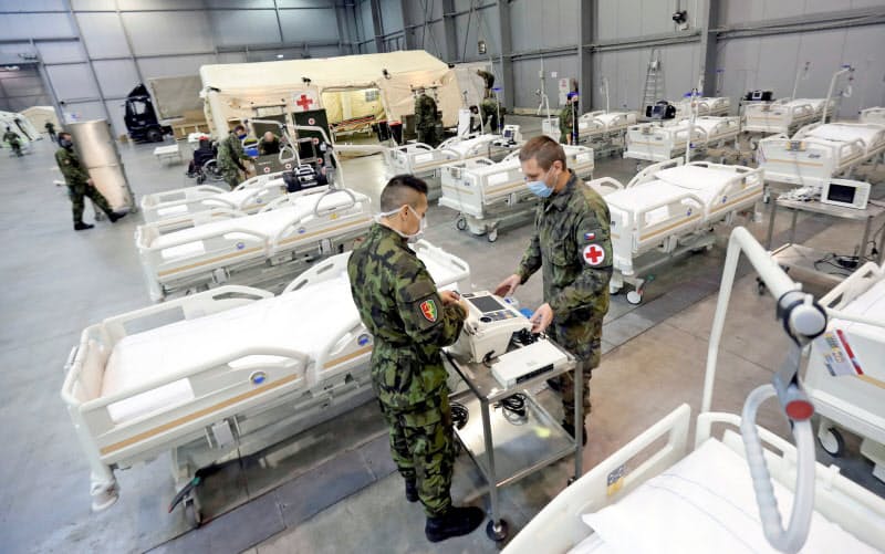 チェコでは医療崩壊の回避へ軍が臨時の医療施設の整備を急ぐ(22日、プラハ市内)=ロイター チェコでは医療崩壊の回避へ軍が臨時の医療施設の整備を急ぐ(22日、プラハ市内)=ロイター