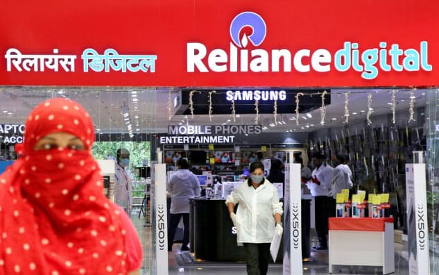 新興国向けの廉価版スマホを中心に委託品が増えている(インドのスマホ販売店)=ロイター 新興国向けの廉価版スマホを中心に委託品が増えている(インドのスマホ販売店)=ロイター