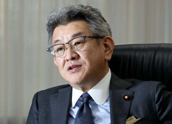 武田総務相は主力ブランドでの料金引き下げを改めて求めた