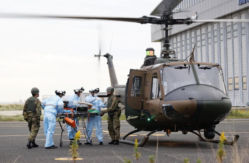 自衛隊のヘリコプターで負傷者を搬送する訓練(22日、関西国際空港)=共同 自衛隊のヘリコプターで負傷者を搬送する訓練(22日、関西国際空港)=共同