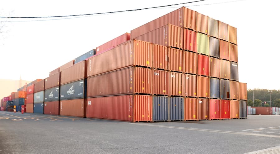 新品コンテナ 大幅高 北米向け輸送急増で箱不足 日本経済新聞