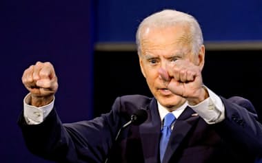 拳を握るバイデン氏=ロイター