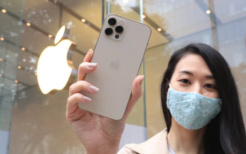 購入したばかりの「iPhone 12 Pro」を手にする女性(23日午前、東京都渋谷区) 購入したばかりの「iPhone 12 Pro」を手にする女性(23日午前、東京都渋谷区)