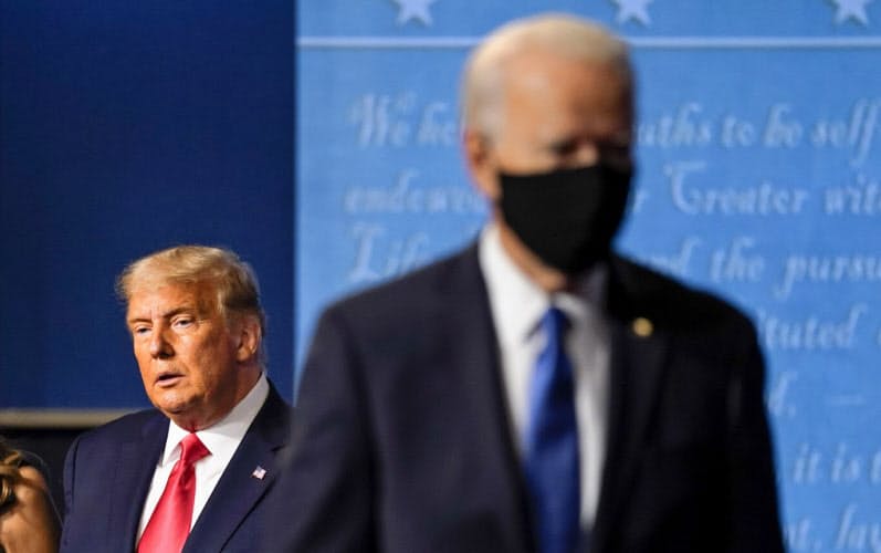 討論会を終えたトランプ大統領(左)とバイデン氏=AP 討論会を終えたトランプ大統領(左)とバイデン氏=AP