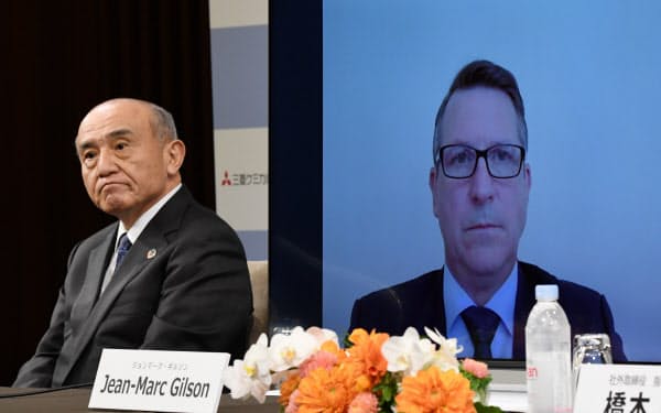 記者会見に臨む三菱ケミカルHDの社長に新しく就任するジョンマーク・ギルソン氏(右)と越智仁社長(23日、東京都千代田区)