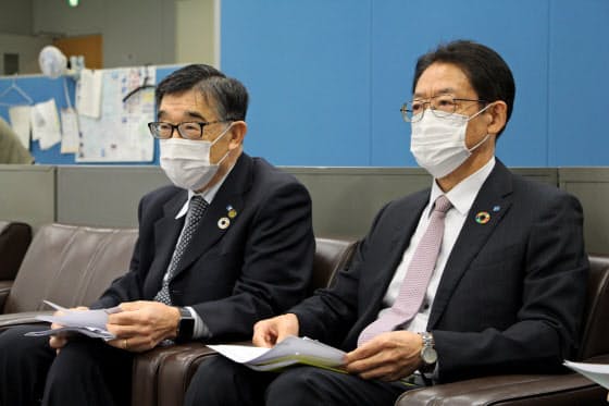 会見する東和銀の吉永会長(左)と江原頭取(23日、前橋市の群馬県庁)