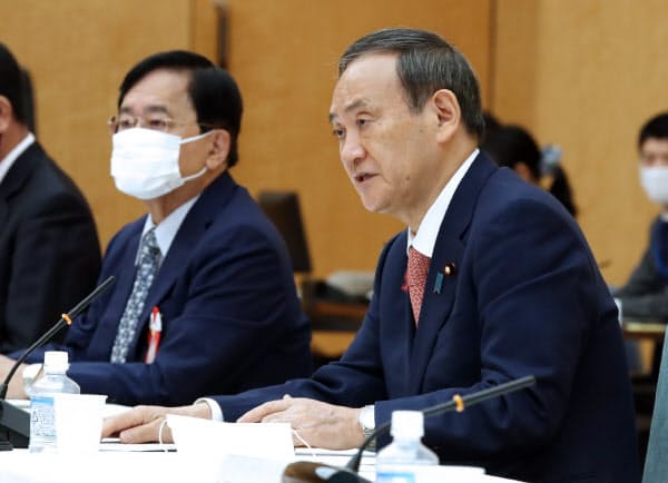 規制改革推進会議であいさつする菅首相(10月7日、首相官邸、左は小林氏)