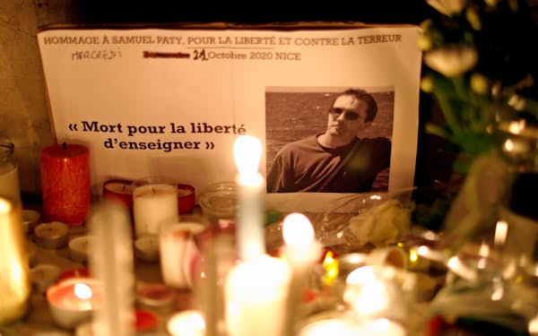 殺害された教師の追悼式がフランス各地で開かれている（21日、南仏ニース）=ロイター