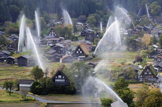 紅葉の白川郷に輝く水柱 日本経済新聞 紅葉の白川郷に輝く水柱 日本経済新聞