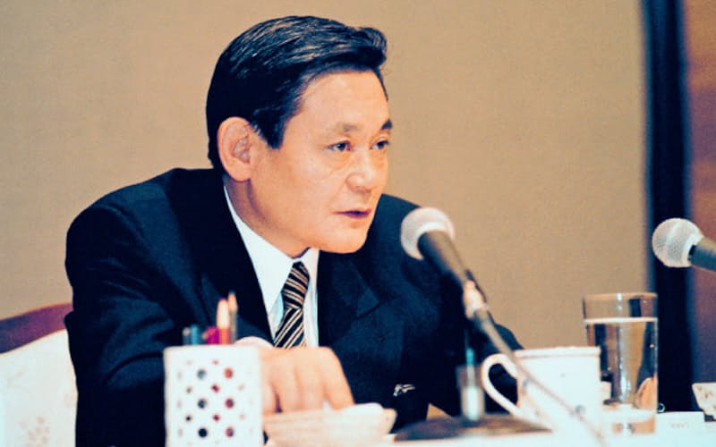 李健熙氏は「妻と子ども以外はすべて変えろ」と厳しい表現で幹部を叱責したこともある(93年、独フランクフルトで) 李健熙氏は「妻と子ども以外はすべて変えろ」と厳しい表現で幹部を叱責したこともある(93年、独フランクフルトで)