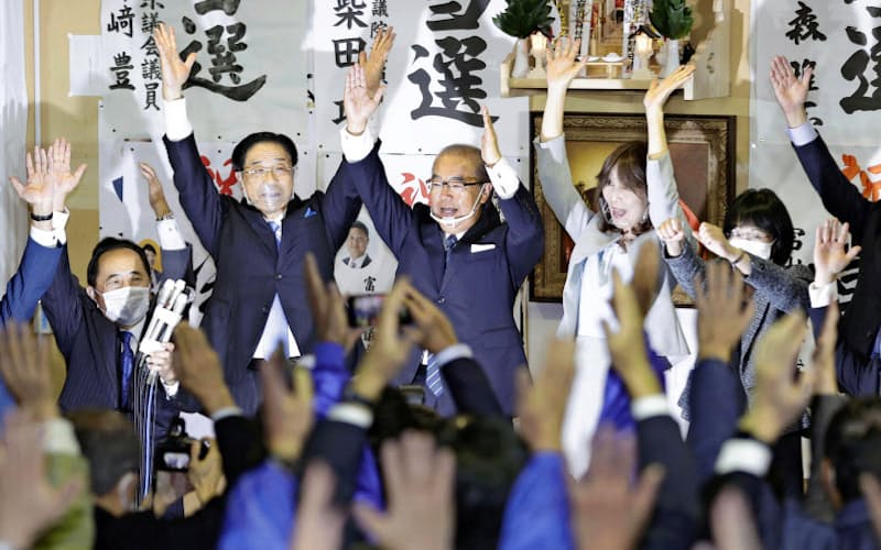 富山県知事選で初当選を決め、支援者と万歳する新田八朗氏(中央、25日夜、富山市)=共同 富山県知事選で初当選を決め、支援者と万歳する新田八朗氏(中央、25日夜、富山市)=共同