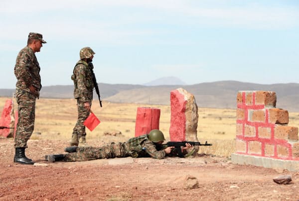 25日、前線への移動に向け訓練するアルメニアの予備役兵ら(首都エレバン近郊)=ロイター