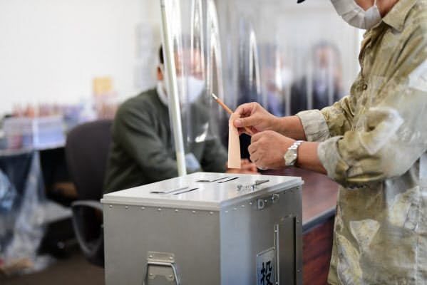 住民投票で期日前投票をする有権者(13日、大阪市中央区)