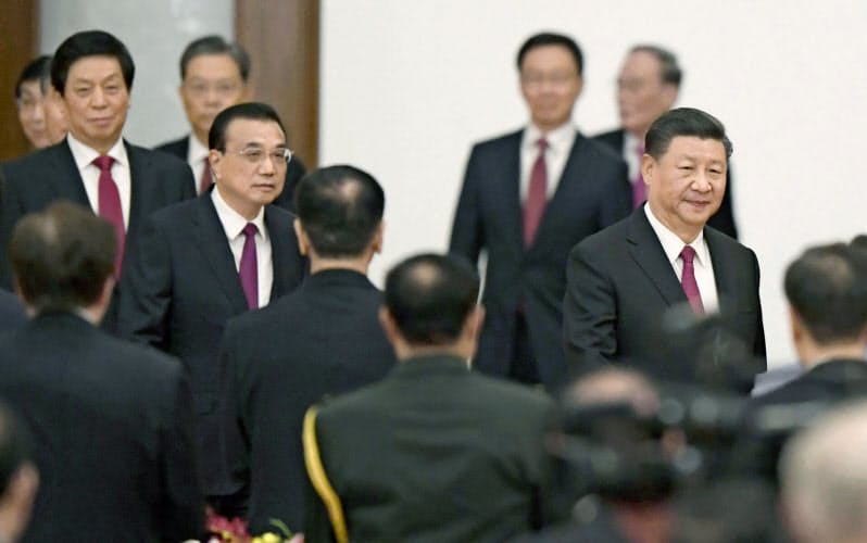 中国の国慶節を祝うレセプションに臨む習近平国家主席(右端)ら指導部=9月、北京の人民大会堂(共同) 中国の国慶節を祝うレセプションに臨む習近平国家主席(右端)ら指導部=9月、北京の人民大会堂(共同)