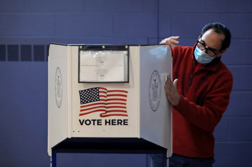今回の米大統領選挙では郵便投票が急増しているが、最大の懸念はその集計にあるという=ロイター
