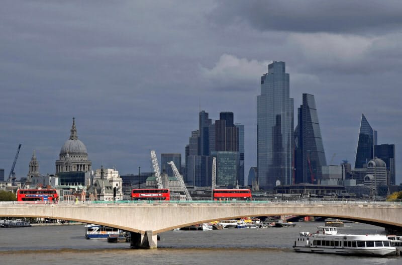 法務や金融などの専門職は英経済や金融機能を支える(ロンドンの金融街シティー)=ロイター 法務や金融などの専門職は英経済や金融機能を支える(ロンドンの金融街シティー)=ロイター