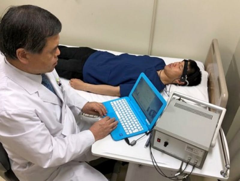 低出力の超音波で認知症を治療する(模擬治療の様子) 低出力の超音波で認知症を治療する(模擬治療の様子)