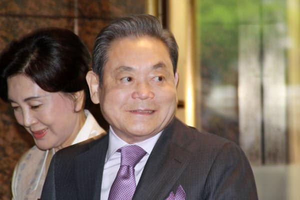 サムスン電子の李健熙(イ・ゴンヒ)会長(右)は中興の祖となった