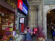 トルコリラは下落が続く(10月、イスタンブールの外貨両替店) トルコリラは下落が続く(10月、イスタンブールの外貨両替店)