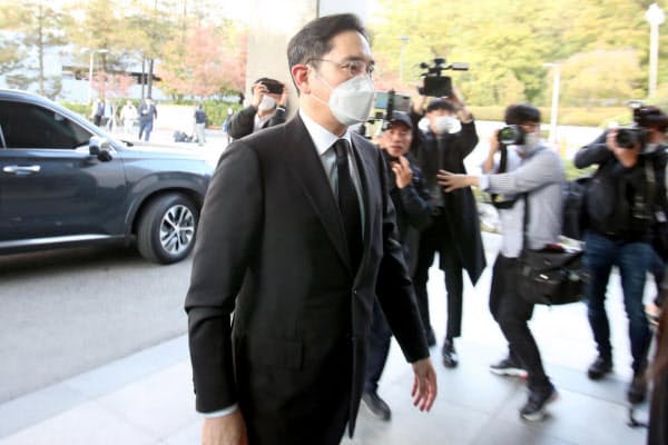 李健熙氏の死を受けて弔問会場に入る李在鎔氏(25日、ソウル市)=聯合ニュース