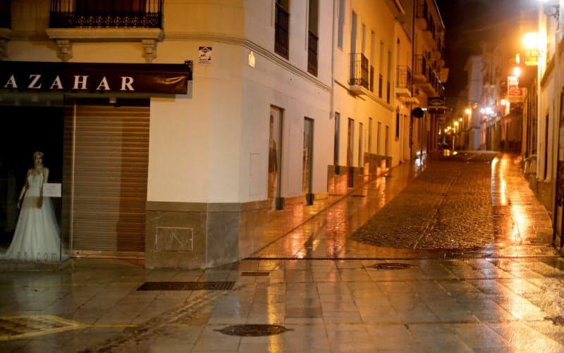 夜間の外出制限で無人となったスペインの街=ロイター 夜間の外出制限で無人となったスペインの街=ロイター