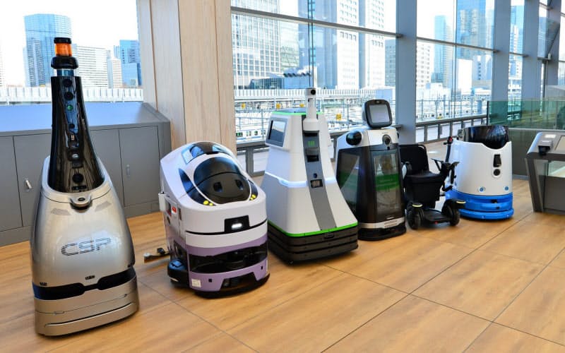JRの駅でもサービスロボットの実用化をめざす動きが出ている(JR東日本提供) JRの駅でもサービスロボットの実用化をめざす動きが出ている(JR東日本提供)