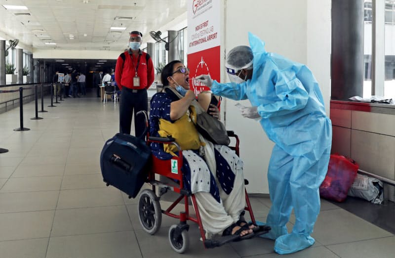 インド 外国人の入国制限を緩和 ビザ無効化も解除 写真 ロイター 日本経済新聞