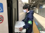 JR東日本の社員が特急に生シラスの箱を積み込む(27日、勝田駅) JR東日本の社員が特急に生シラスの箱を積み込む(27日、勝田駅)