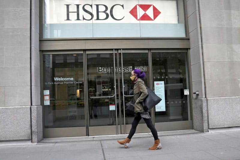 コロナ禍に伴う与信コストの大型計上が一巡した(米ニューヨークのHSBC店舗)=ロイター コロナ禍に伴う与信コストの大型計上が一巡した(米ニューヨークのHSBC店舗)=ロイター