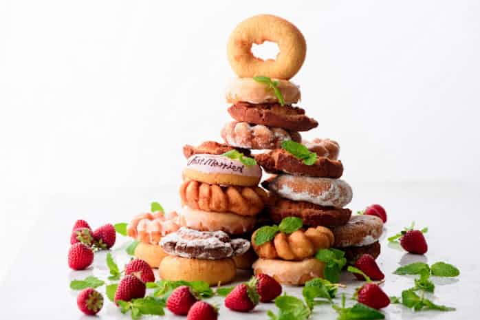 金沢のウフフ ドーナツ タワー 発売 誕生日などに 日本経済新聞