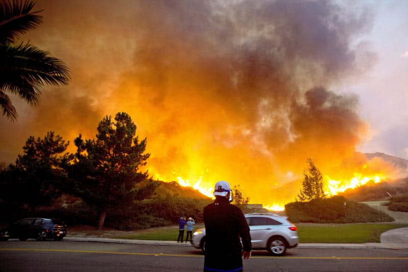 米山火事で9万人避難命令 La近郊 消防士2人負傷 写真 ロイター 日本経済新聞