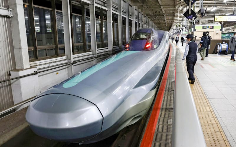 JR仙台駅に入線した新型試験車両「ALFA-X」。手前は10号車(27日深夜)=共同 JR仙台駅に入線した新型試験車両「ALFA-X」。手前は10号車(27日深夜)=共同