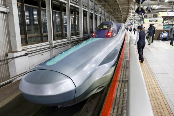  JR仙台駅に入線した新型試験車両「ALFA-X」。手前は10号車（27日深夜）=共同