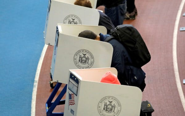 27日、ニューヨークで期日前投票をする人たち=ロイター