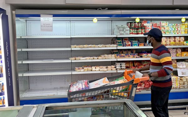 26日、仏製品が棚から撤去されたクウェートのスーパーで買い物をする男性=ロイター