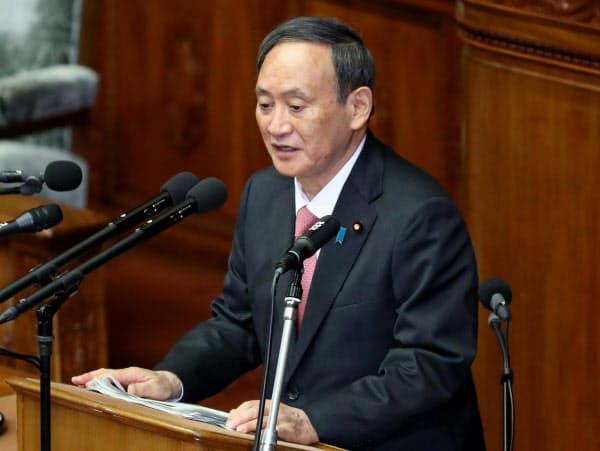 衆院本会議で質問に答える菅首相(28日)