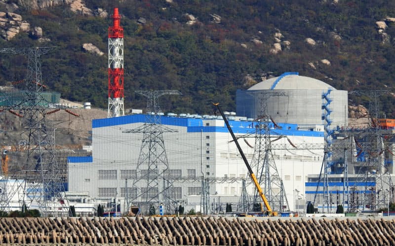 中国の習指導部は原発を重点投資分野に挙げる(江蘇省の原発)=ロイター 中国の習指導部は原発を重点投資分野に挙げる(江蘇省の原発)=ロイター
