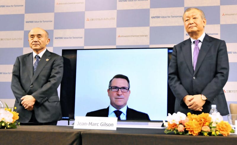 三菱ケミカルホールディングスの社長に就任するジョンマーク・ギルソン氏(中央) 三菱ケミカルホールディングスの社長に就任するジョンマーク・ギルソン氏(中央)