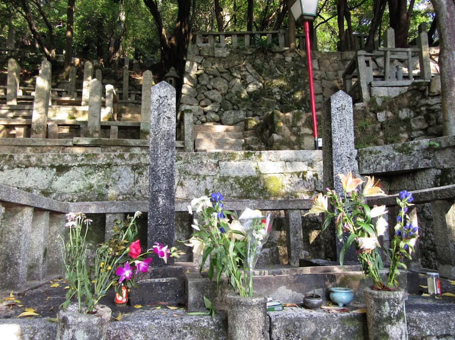 龍馬ら志士の魂継ぐ 松下幸之助 霊山再興への思い 日本経済新聞 龍馬ら志士の魂継ぐ 松下幸之助 霊山再興への思い 日本経済新聞