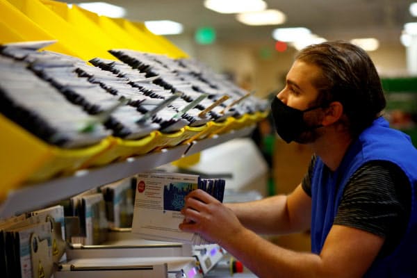 郵便投票用紙を集めるコロラド州当局者=ロイター