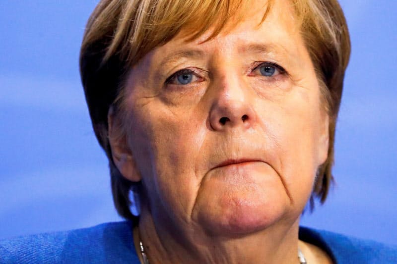 新型コロナ対策の強化を発表するドイツのメルケル首相（28日、ベルリン）＝ロイター